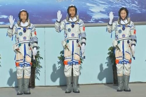 فضانوردان چینی امروز به زمین بازمی گردند
